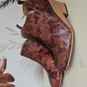 Sofft Floral Brown Leather Ankle Booties